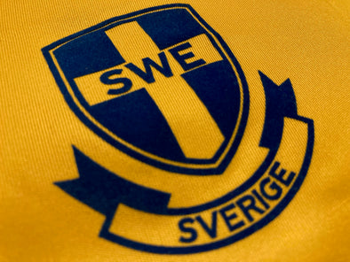 Blå tryckt sverige-logotyp på en matchtröja med texten Sverige underst